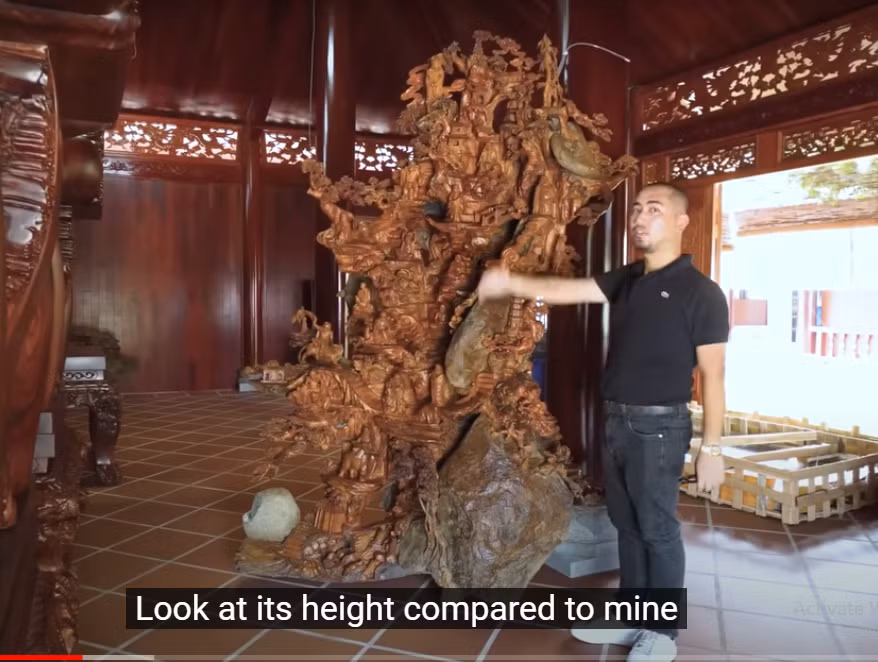 Trong nhà còn có tấm phù điêu điêu khắc gỗ và đá cao khoảng 2,5m, tranh điêu khắc gỗ kim có chân xoay ở dưới hình cá chép, ngựa, tượng Phúc - Lộc - Thọ làm bằng gỗ hương.