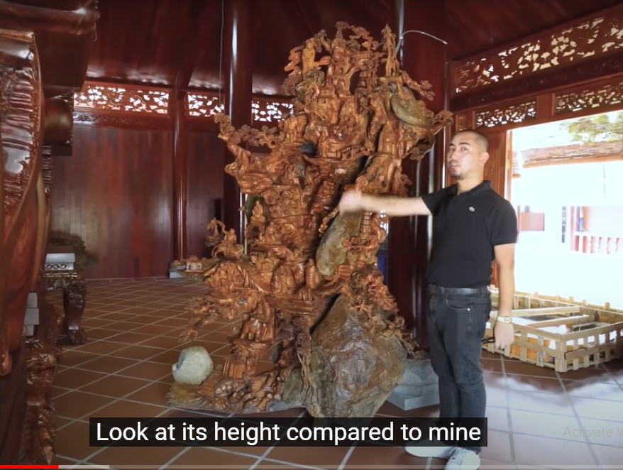 Trong nhà còn có tấm phù điêu điêu khắc gỗ và đá cao khoảng 2,5m, tranh điêu khắc gỗ kim có chân xoay ở dưới hình cá chép, ngựa, tượng Phúc - Lộc - Thọ làm bằng gỗ hương.