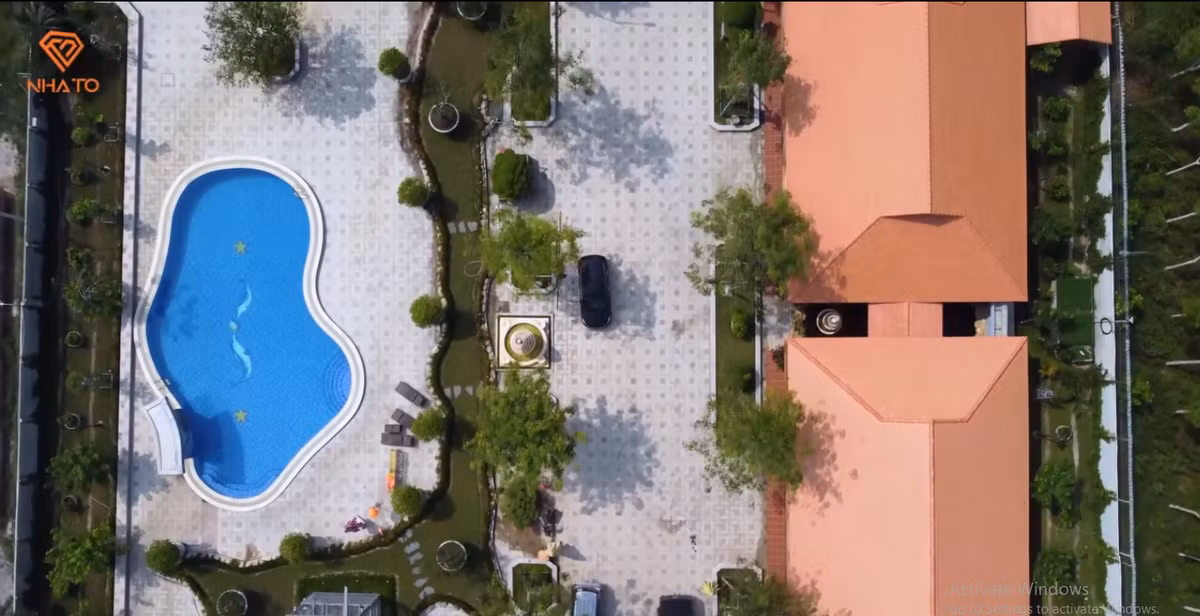 Căn nhà được xây dựng và bài trí theo phong cách cổ điển, thiết kế 3 gian 3 chái kiểu miền Tây xưa, chấm phá một số nét hiện đại.