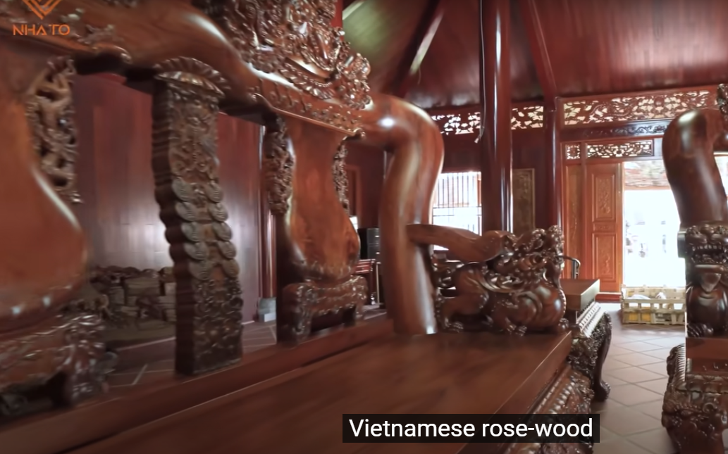 Tại gian chính của căn nhà, gia chủ bày bộ bàn ghế "khổng lồ" làm từ gỗ cẩm Việt - một loại gỗ có giá trị cao, có hương thơm đặc trưng, vân đẹp.
