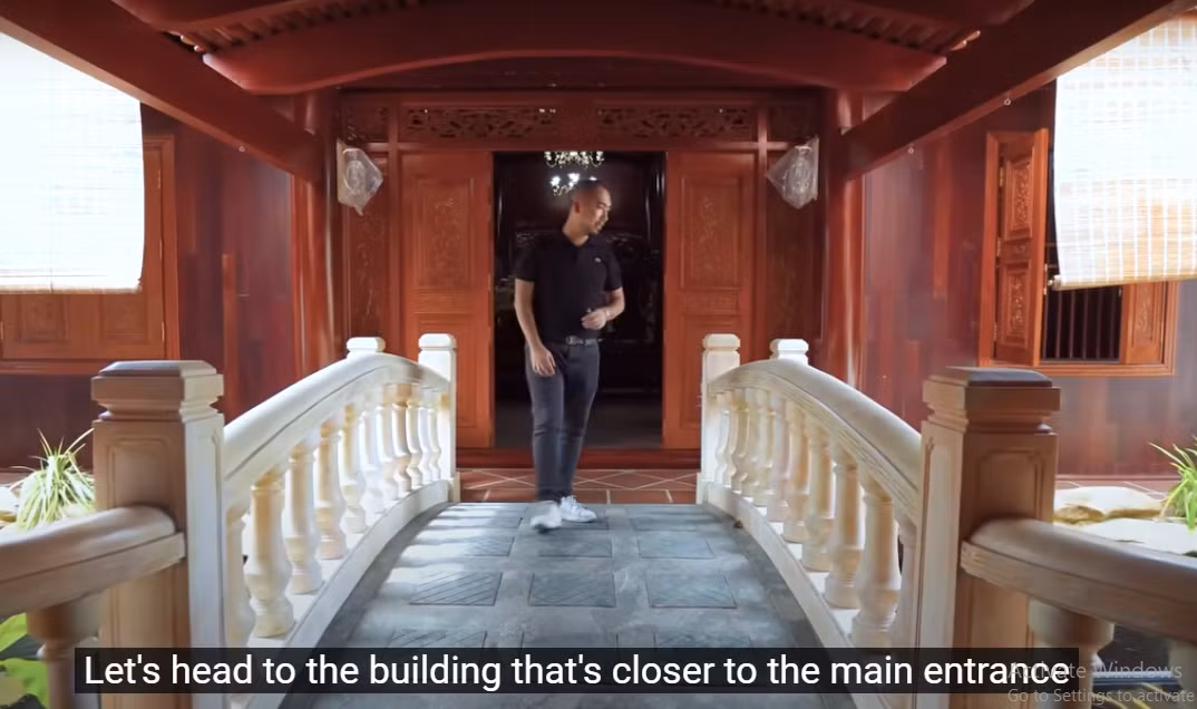 Nối giữa gian chính và gian phụ là chiếc cầu đá nguyên khối, thành trụ bằng đá.