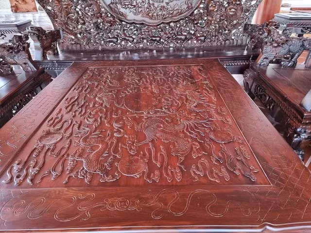 Ngoài những bộ bàn ghế đồ sộ, gia chủ cũng sưu tầm những bộ nhỏ hơn để ngồi chơi làm từ gỗ cẩm chỉ.