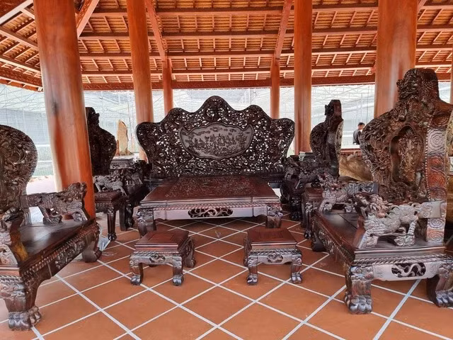 Ngoài hai khu vực nhà chính, nhà ngang, gia chủ cũng tạo ra những khu vực để trưng bày bộ sưu tập đồ gỗ của mình.