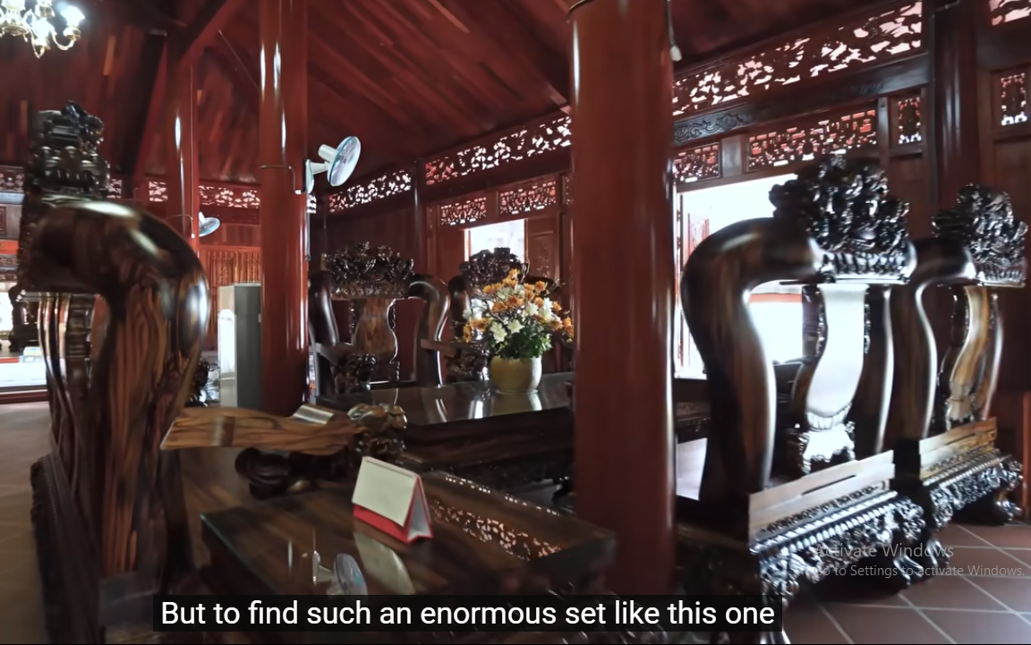 Ở nhà ngang cũng có bộ bàn ghế lớn làm bằng gỗ mun hoa - một loại gỗ gần như tuyệt chủng, chỉ được thấy dưới dạng lũa chứ hàng nguyên khối để làm bàn ghế như ở đây thì siêu hiếm.