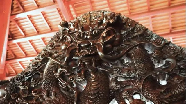 Đặc biệt, bộ sưu tập gỗ ngày nào cũng được lau chùi, bảo dưỡng. Ước tính, mỗi tháng gia chủ tốn 2 tỷ đồng để chi trả cho nhân viên chăm sóc vườn và nhà. Nguồn ảnh: chụp màn hình NhaTO