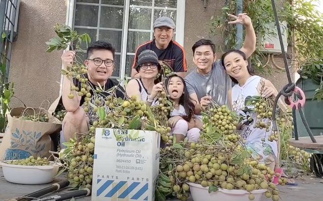 NSƯT Bảo Quốc rất thích thú với công việc làm vườn, chăm sóc cây ăn trái.