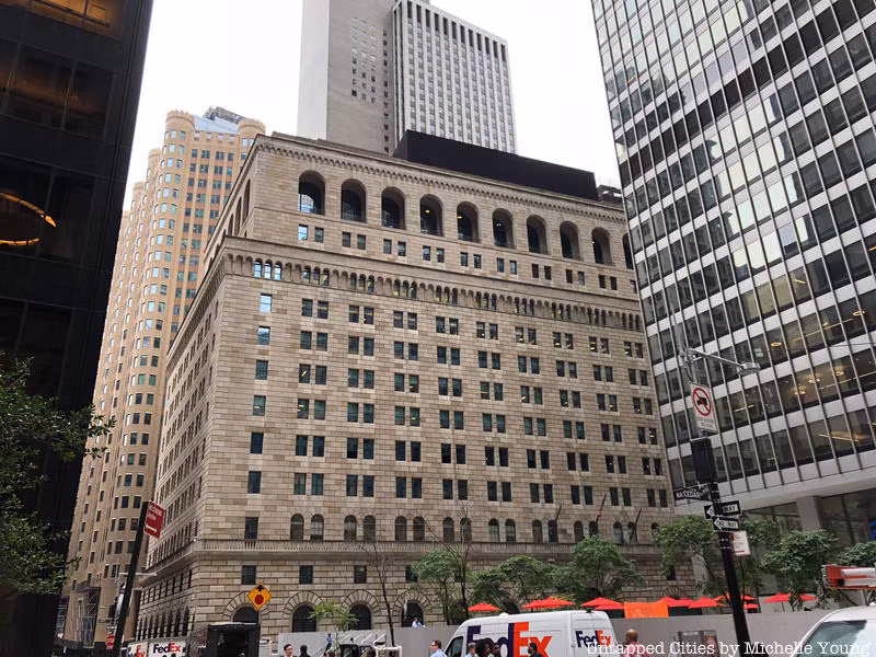 Tính đến năm 2015, kho vàng bên trong Ngân hàng Dự trữ Liên bang New York cất giữ khoảng 508.000 thỏi vàng, nặng tổng cộng 6.350 tấn. Với trọng lượng lớn như vậy, hầm vàng phải được xây trên một nền tảng cực kỳ vững chắc.