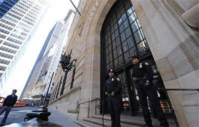 Theo đó, các mẫu địa chất đã được lấy để xác định vị trí tốt nhất. Cuối cùng, hầm vàng được xây dựng trên nền đá nền Manhattan.