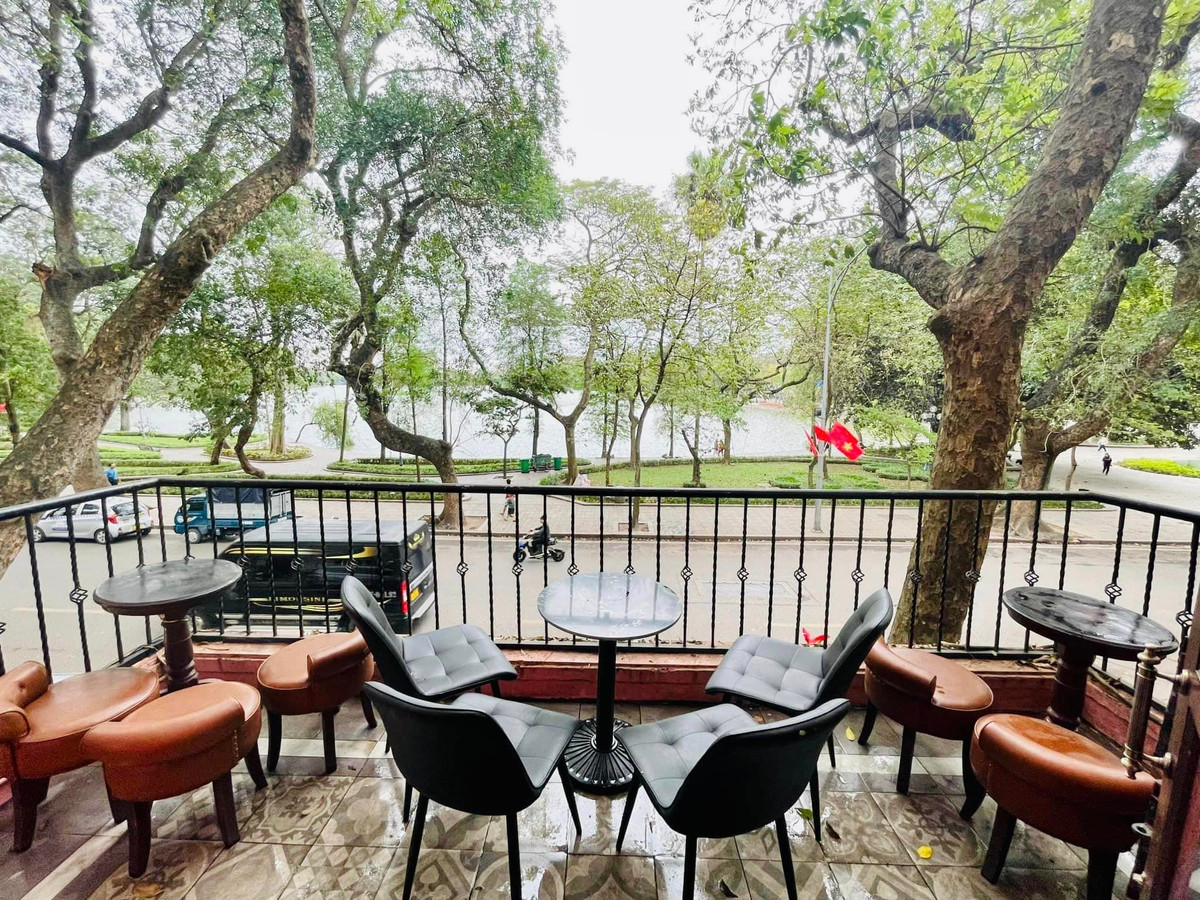 Từ ban công nhà Tuấn Hưng có thể nhìn thẳng ra Hồ Gươm.