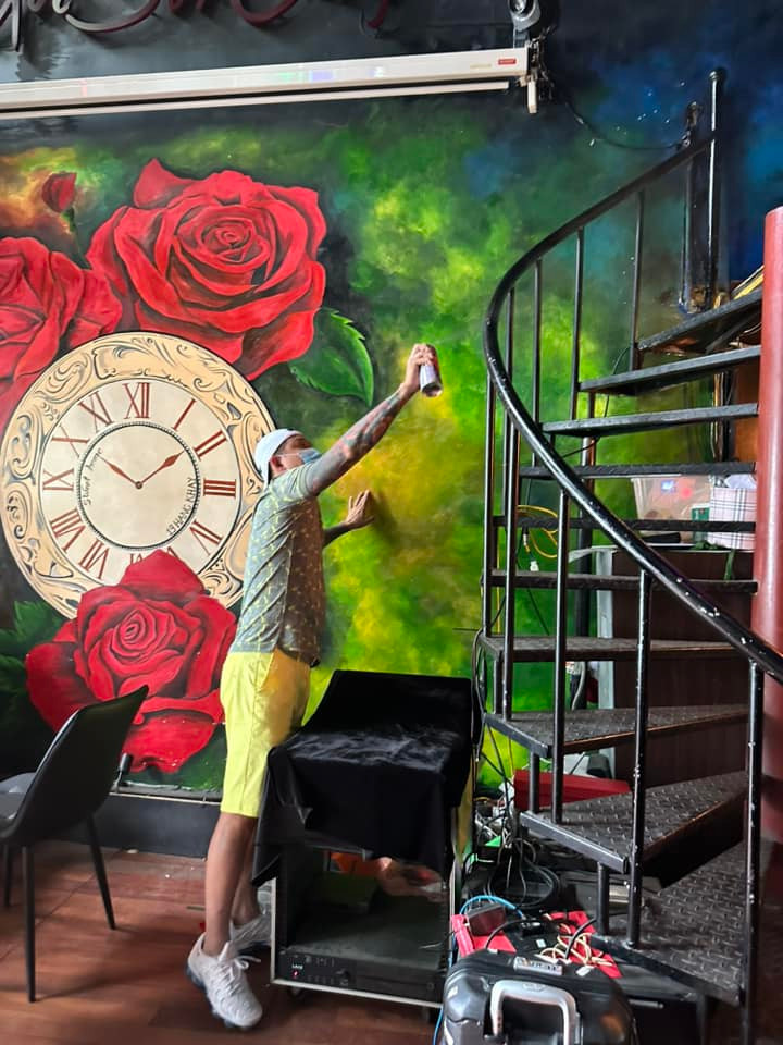 Nam ca sĩ không ngại tự tay sơn sửa ban công và căn nhà.