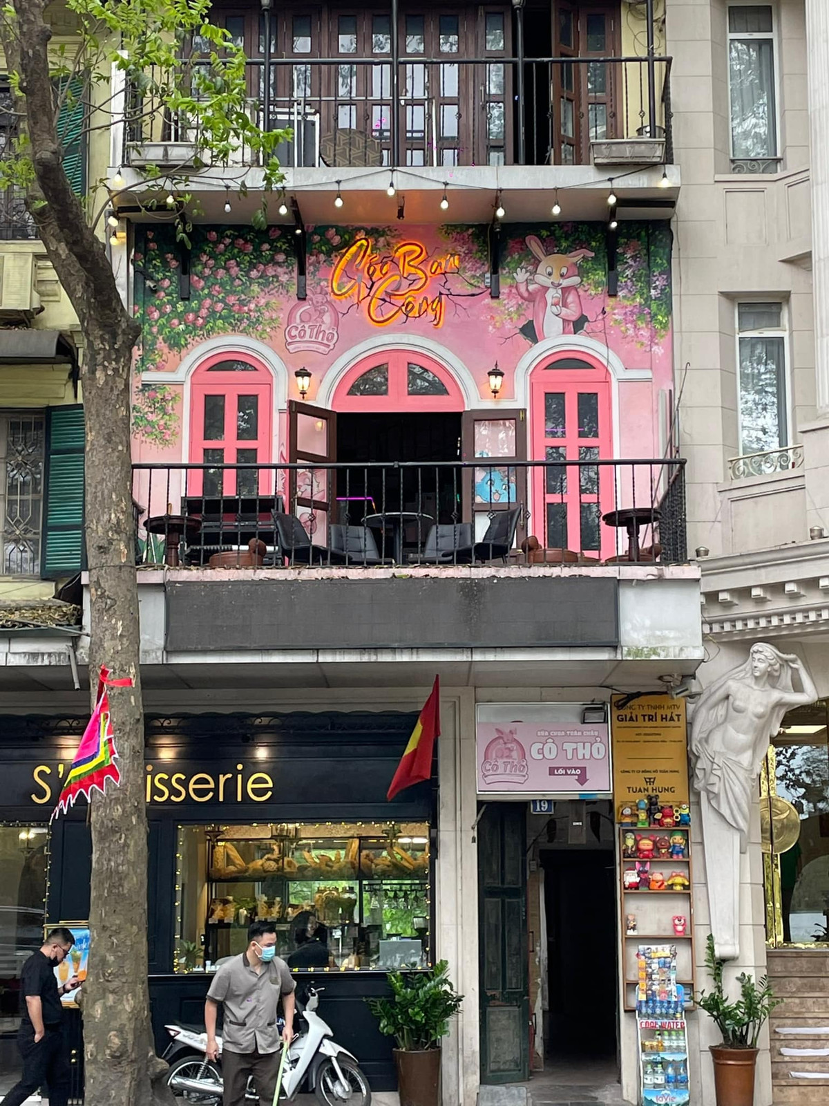 Ngôi nhà gồm 3 tầng nằm ở phố Hàng Khay (Hà Nội), có thiết kế cổ điển với màu sơn trang nhã.