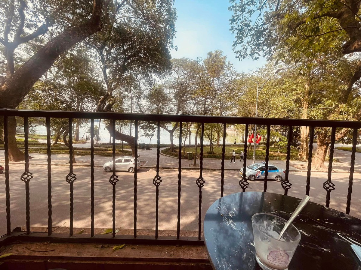 Nhiều khán giả không khỏi trầm trồ trước "view đáng mơ ước" trong ngôi nhà của vợ chồng Tuấn Hưng.