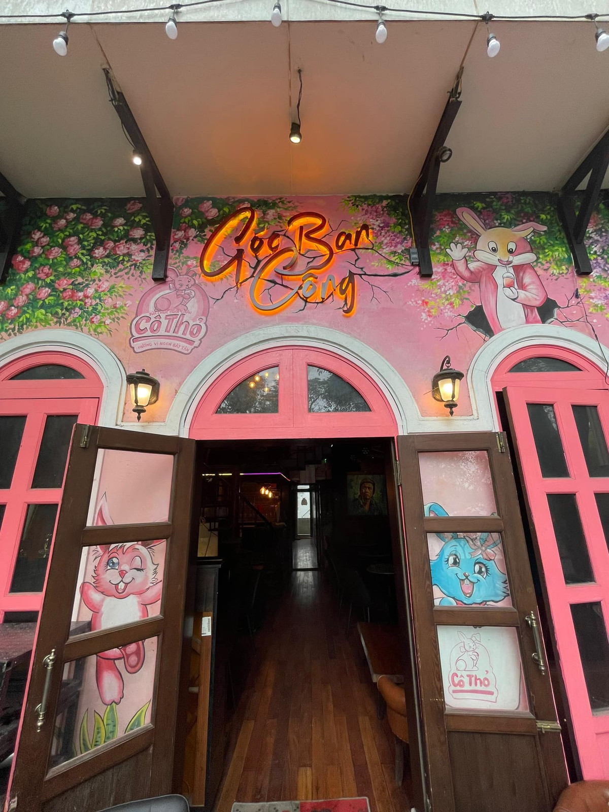 Góc ban công view tuyệt đẹp này cũng là nơi Tuấn Hưng thường đứng hát miễn phí cho người đi bộ.