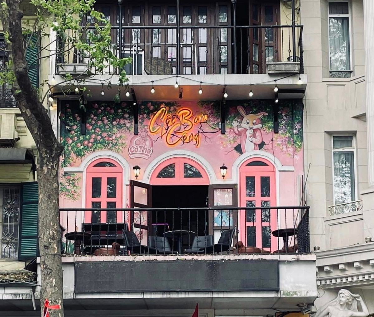 Mới đây, trên trang cá nhân, Thu Hương - vợ Chủ tịch xinh đẹp của ca sĩ Tuấn Hưng chia sẻ phút giây vừa làm việc, vừa thư giãn ở ban công trong căn nhà trên phố Hàng Khay của gia đình.