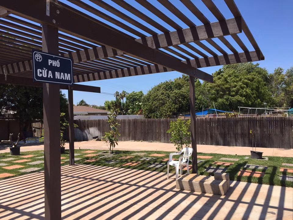 Khu chợ "Cửa Nam" không chỉ gắn với nhu cầu mua sắm, ăn uống hằng ngày mà còn là nơi trao đổi, giao lưu văn hóa suốt một thời bao cấp. Ảnh: NLĐ