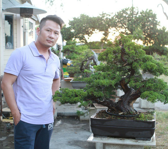 Bằng Kiều dành thời gian chăm sóc và tạo dáng cho bonsai. Ảnh: FBNV