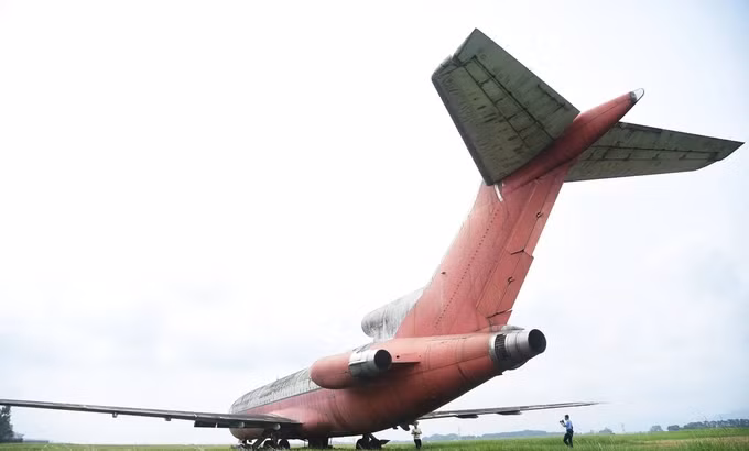 Trước tình trạng chiếc máy bay Boeing 727-20016 nằm phơi nắng mưa ở Nội Bài, Bộ GTVT đôn đốc Cục Hàng không sớm tổ chức bán đấu giá hoặc bàn giao chiếc máy bay này cho cơ quan, đơn vị đủ điều kiện. Ảnh: Dân trí