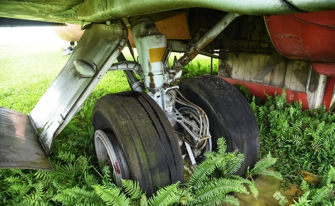 Bánh lốp phía càng sau máy bay đã bị xịt. Ảnh: Dân trí