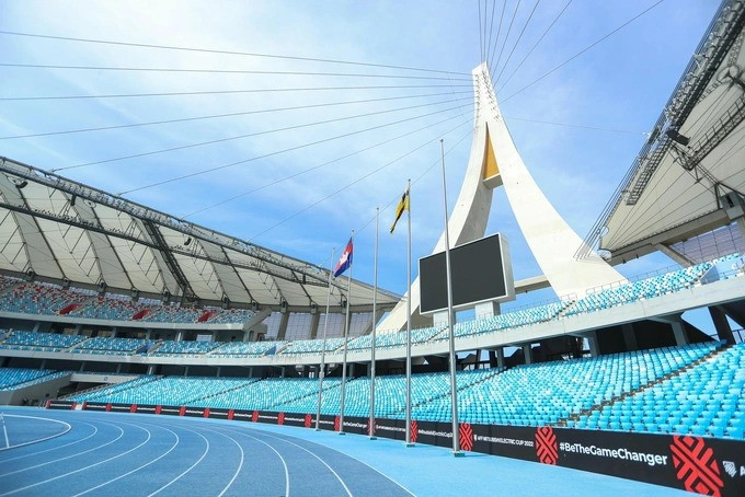 Morodok Techo thiết kế giống chiếc thuyền với hai tháp cao gần 99 m, và có sức chứa lên tới 60.000 người. Ảnh: FFC