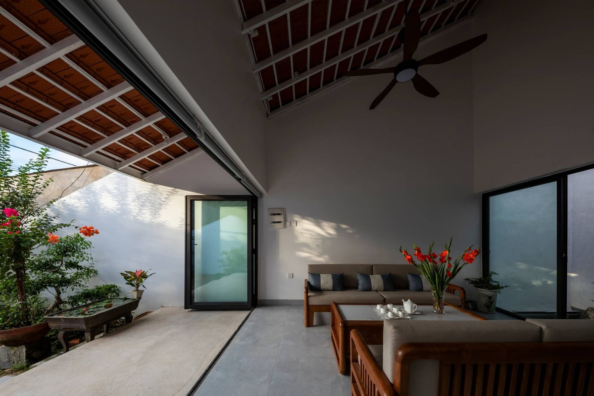 Chỉ cần mở cửa kính, gia chủ có thể cảm nhận thiên nhiên trọn vẹn.