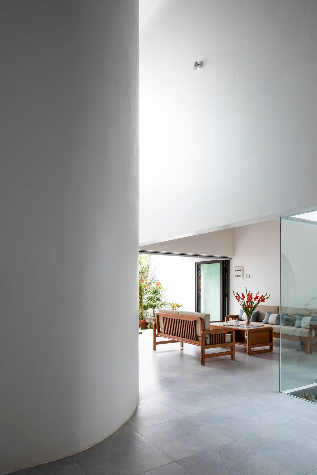 Nét cong mềm mại được đưa vào tạo ra một điểm nhấn tại nơi chuyển giao không gian.