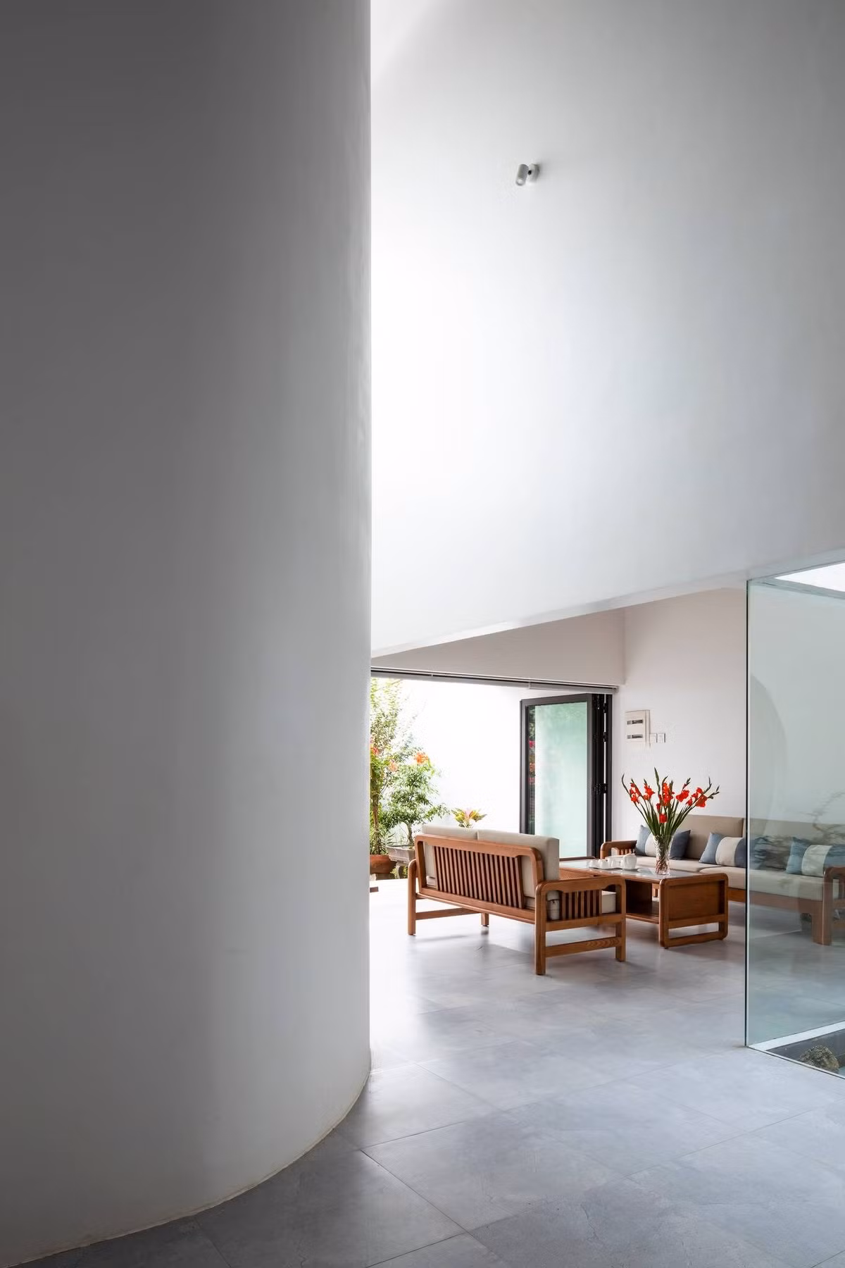 Nét cong mềm mại được đưa vào tạo ra một điểm nhấn tại nơi chuyển giao không gian.