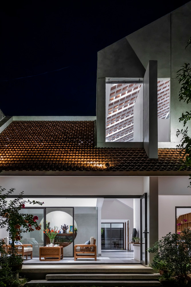 Mái hiên chạy dài tạo một không gian nghỉ ngơi lý tưởng và có tác dụng che chắn nắng.