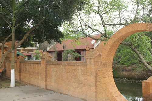 Rào ngăn giữa hai ngôi nhà truyền thống đầy thơ mộng. Ảnh: Zing