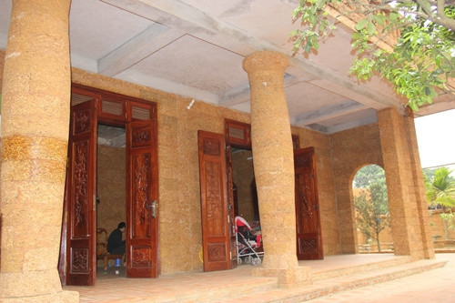 Hai cột đá ong được mài đẽo cầu kỳ. Ảnh: Vietnamnet