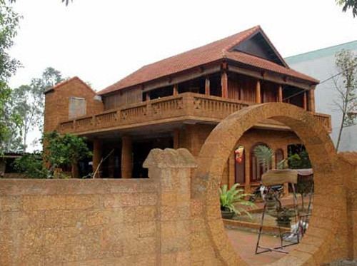 Chiếc cổng độc nhất vô nhị được ghép thành hình tròn từ các viên đá ong, tuy không tốn công xây dựng nhưng rất độc đáo. Ảnh; Zing