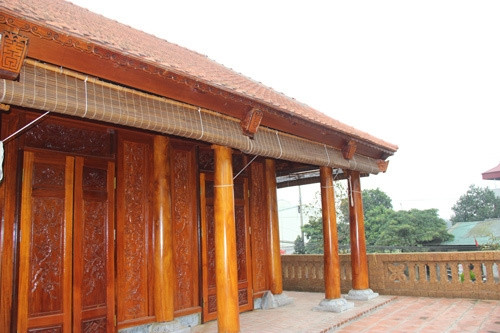 Ngôi nhà rực vàng, màu đặc trưng của gỗ mít. Ảnh: Vietnamnet