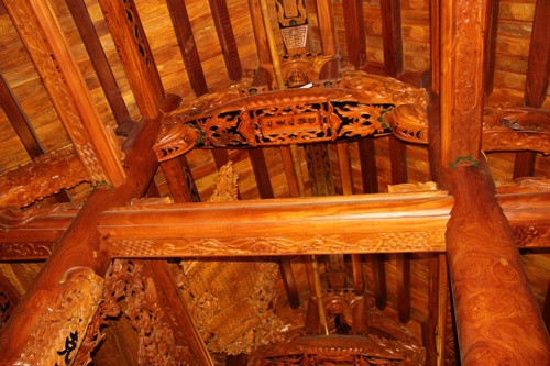 Tất cả cửa và hoành, kèo bên trong đều được chạm khắc tinh xảo. Ảnh: Vietnamnet