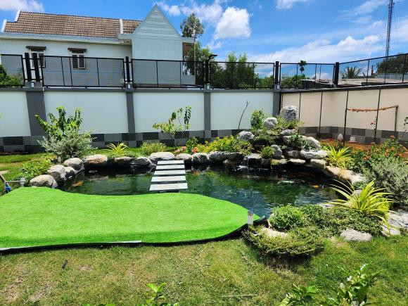 Nam ca sĩ tiết lộ mới xây nhà xong 3 tháng. Anh lựa chọn về một vùng đất vắng vẻ, yên tĩnh để xây biệt thự chứ không ở Sài Gòn. Ảnh: FBNV