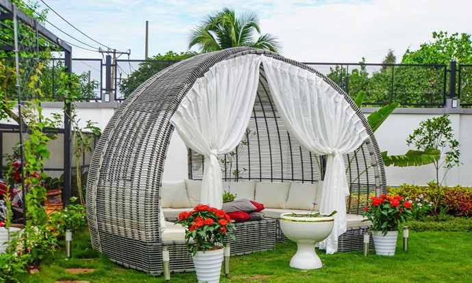 Tại khu vực sân trước, nam ca sĩ đặt bộ bàn ghế mái vòm là chỗ nghỉ ngơi, thư giãn của gia đình. Ảnh: Vietnamnet