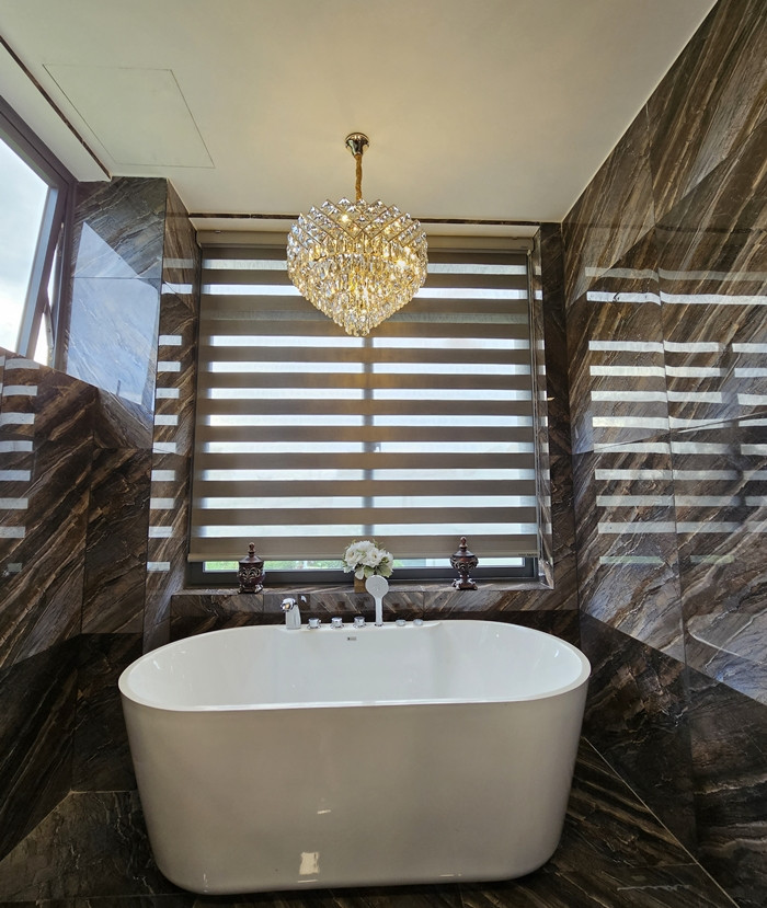 Phòng tắm rộng rãi có công năng mát-xa, xông hơi. Ảnh: Vietnamnet