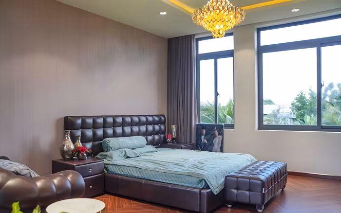 Phòng ngủ của vợ chồng Quách Thành Danh có tông màu trầm gồm xám, nâu và kem nâu. Ảnh: Vietnamnet