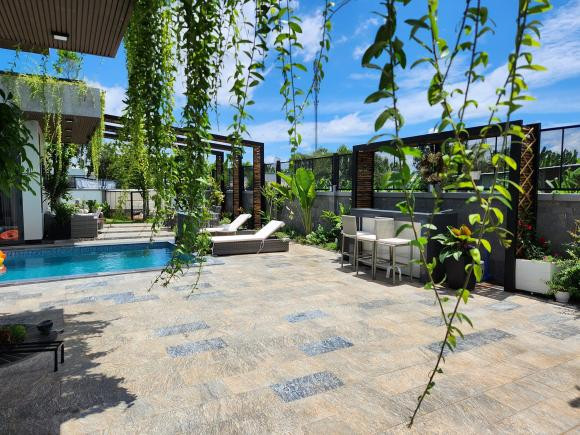 Biệt thự của Quách Thành Danh được xây trên khu đất rộng tới 1.200 m2, có đầy đủ bể bơi, sân vườn rộng lớn... Ảnh: FBNV