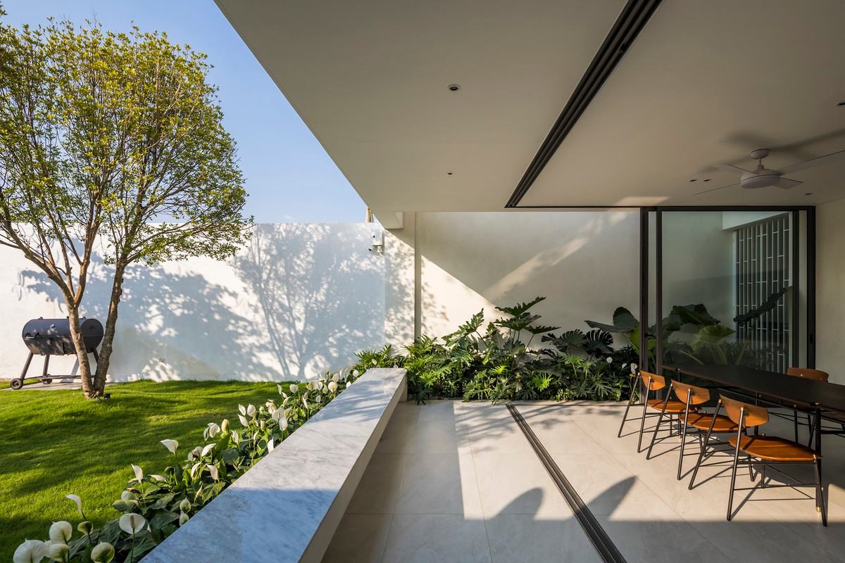 Ánh sáng được thiết lập có chủ ý với các vùng trực tiếp, gián tiếp phân tách không gian thành các thành phần khác nhau: ánh sáng, vật liệu, chuyển tiếp và yên tĩnh.