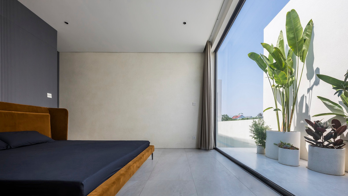 Phòng ngủ tràn ngập ánh sáng tự nhiên.