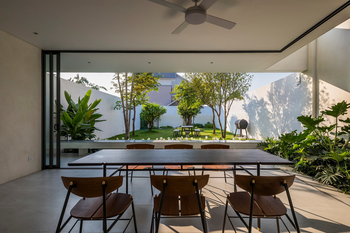 Phòng bếp thoáng đãng có tầm nhìn ra khu vườn xanh mát.