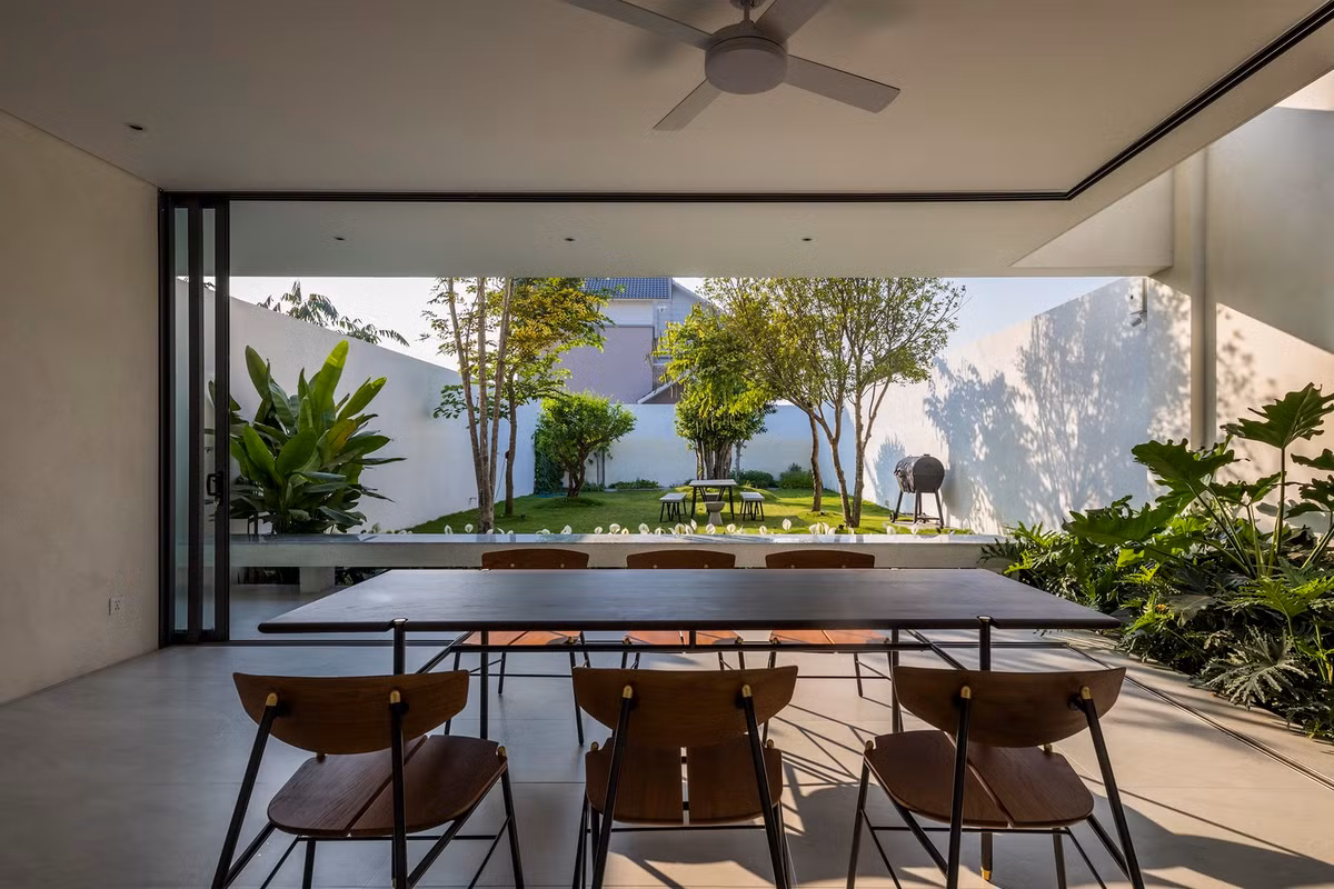 Phòng bếp thoáng đãng có tầm nhìn ra khu vườn xanh mát.