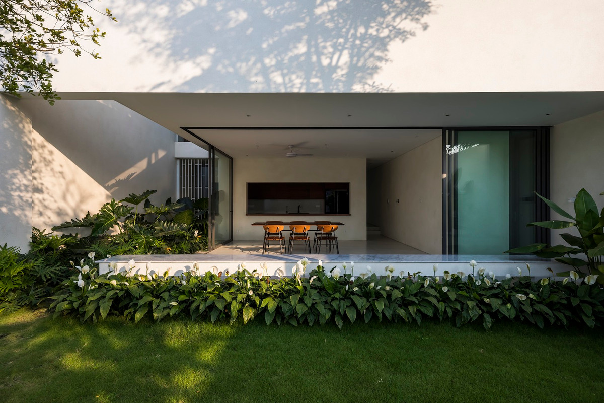 Nhờ đó, ranh giới giữa trong và ngoài nhà gần như được xóa nhòa.