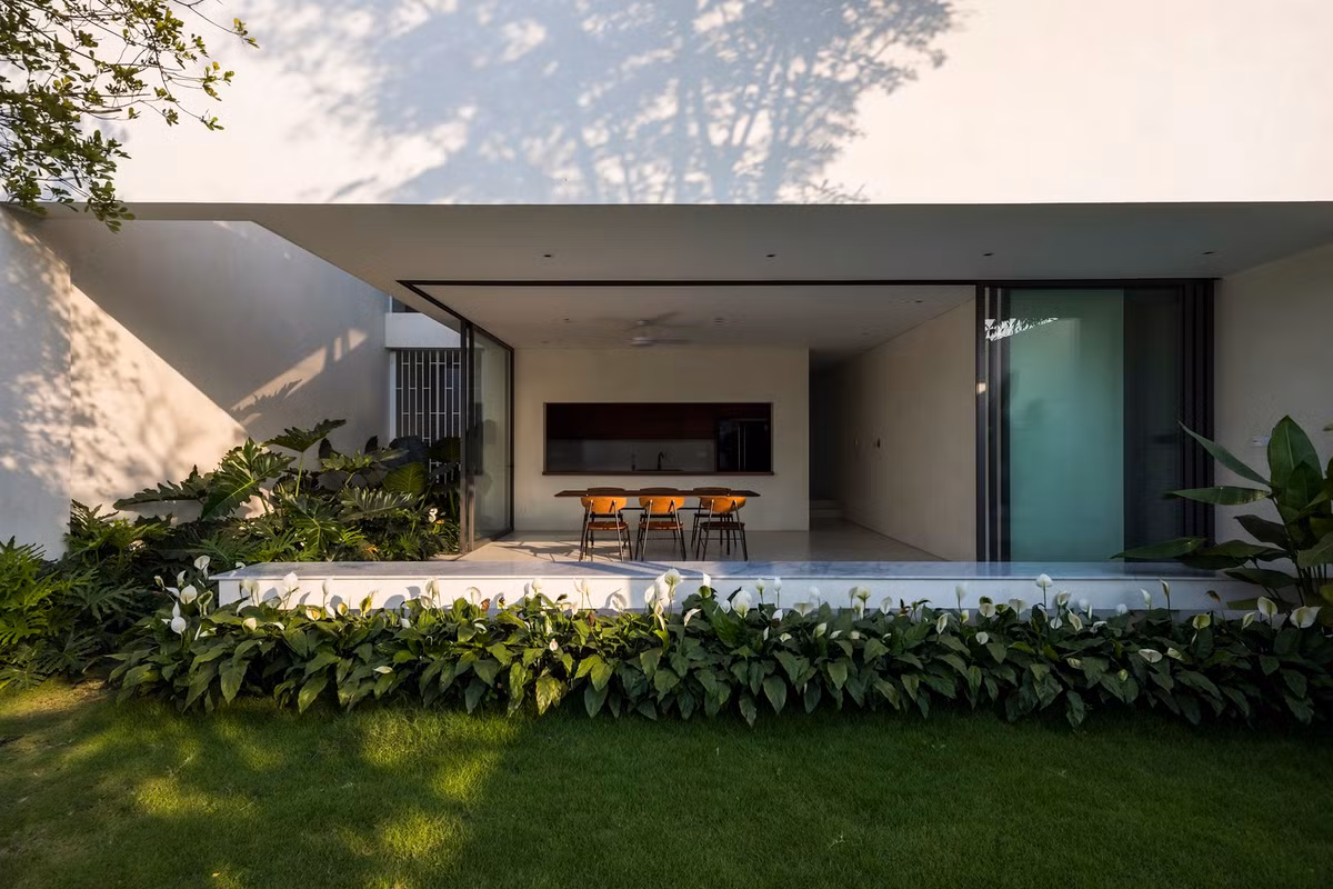 Nhờ đó, ranh giới giữa trong và ngoài nhà gần như được xóa nhòa.