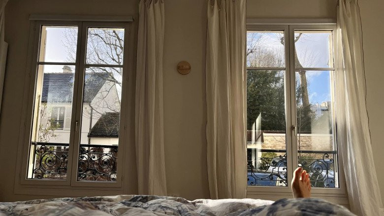 Phòng ngủ của Hồng Nhung có khung cửa sổ lớn. Hướng mắt ra ngoài cửa sổ sẽ bắt gặp khung cảnh vô cùng nên thơ.