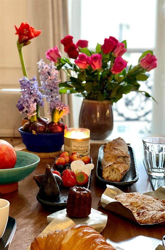 Bữa sáng được Hồng Nhung bày biện đẹp mắt với nến thơm, hoa tươi, trái cây và các loại bánh mì. Nguồn ảnh: FBNV