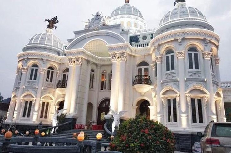 Tổng diện tích khu đất là 1.100m2, phần nhà ở 560 m2, còn lại là lối đi chứa được 10 ôtô và sân vườn nằm ngay trước mặt tòa nhà.