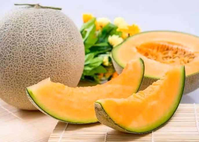 Dưa lưới Yubari đạt chuẩn phải có hình tròn đều, vân vỏ rõ và mịn. Ruột bên trong có màu vàng cam, có vị ngọt mát khác biệt. Ảnh: Live Japan