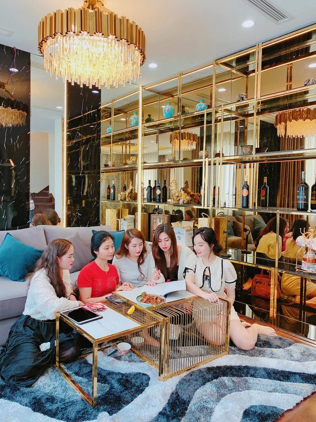 Phòng khách rộng rãi và cực kỳ sang trọng. Ảnh: FBNV