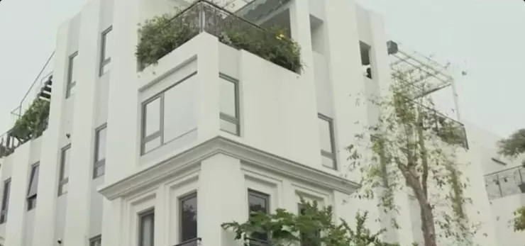 Ngay từ ngoài cổng, ai nấy đều trầm trồ bởi sự bề thế của ngôi nhà. Ảnh chụp màn hình