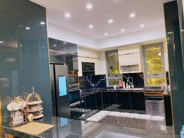 Phòng bếp và bàn ăn được ốp đá. Ảnh: FBNV